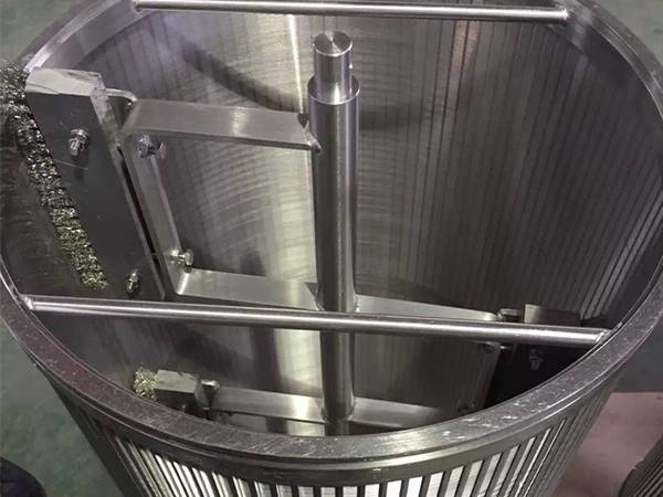 The details of internal scraper self cleaning filter.