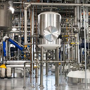 Las tuberías de acero inoxidable y los tanques de agua se colocan en el taller.