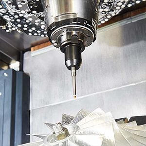 Un taladro está realizando el mecanizado.