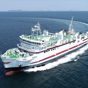 Un barco navega en el océano.