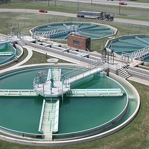 En el suelo se construyen 4 piscinas de agua industrial.