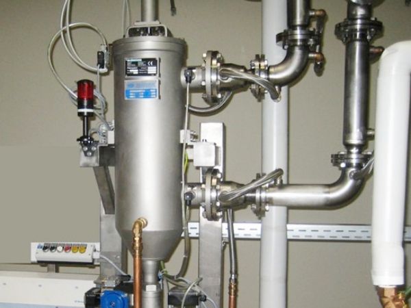 Scraper self cleaning filter for chocolate slurry production