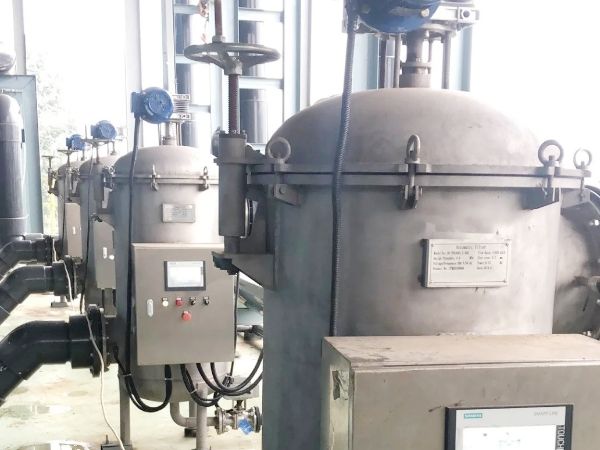 Scraper self cleaning filter for paper mill production